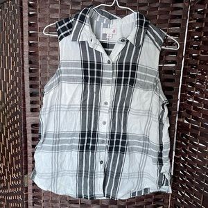 SO Black and White Sleeveless Button Up Collared Shirt - Size Juniors Medium
